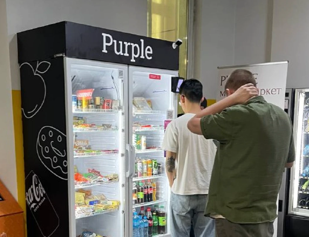 Сотрудники выбирают продукты в Purple Micromarket